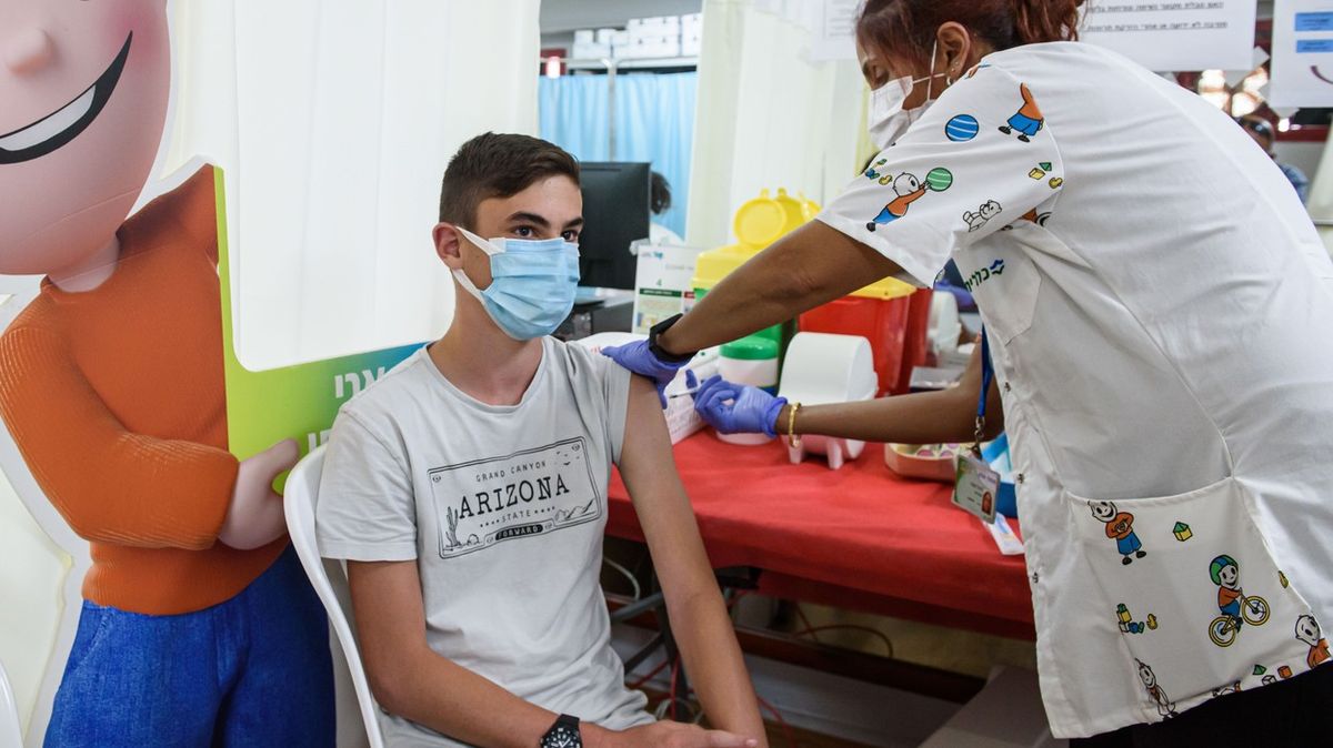 Izrael nabízí třetí dávku vakcíny proti covidu-19 lidem s oslabenou imunitou